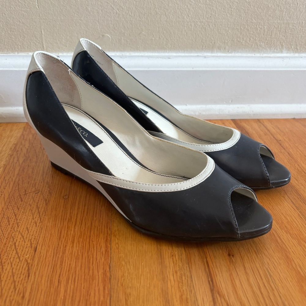 Liz & Co. navy and white peep toe wedges size 8.5